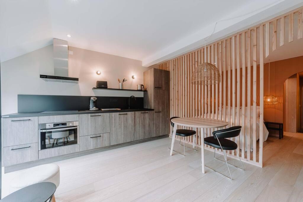Chimay : La Chambre Doree De La Grand Place Bagian luar foto