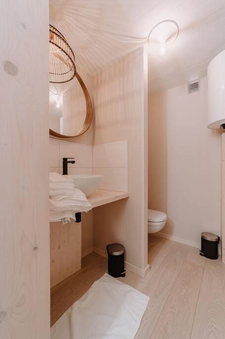 Chimay : La Chambre Doree De La Grand Place Bagian luar foto