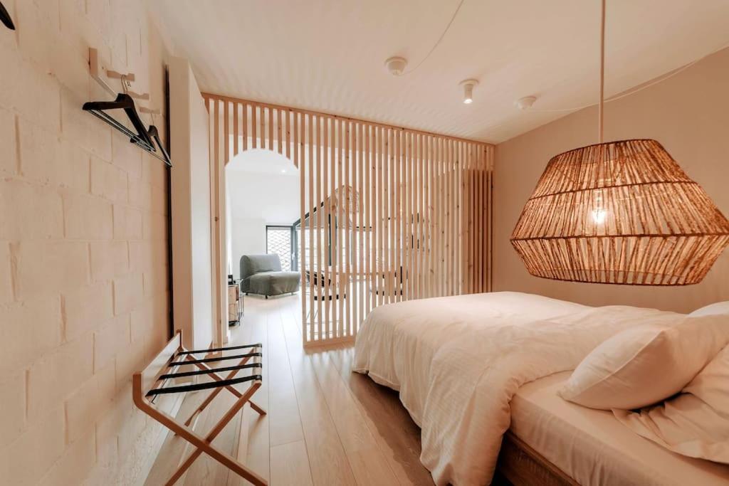 Chimay : La Chambre Doree De La Grand Place Bagian luar foto