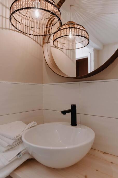 Chimay : La Chambre Doree De La Grand Place Bagian luar foto