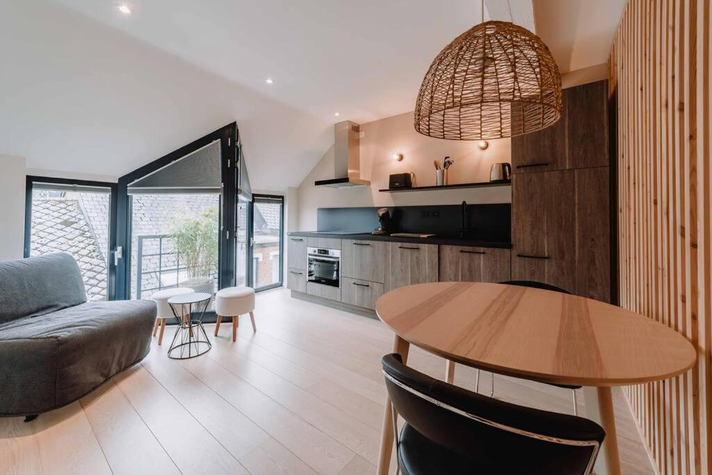 Chimay : La Chambre Doree De La Grand Place Bagian luar foto